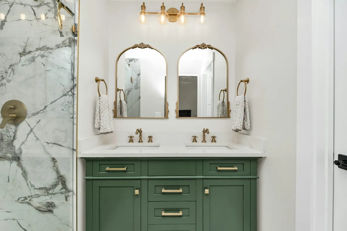 Cabinet Fronts in the Bathroom