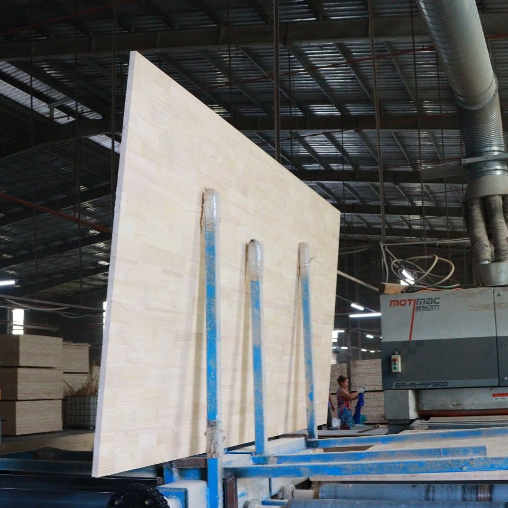 Processing large wood panels in the global wood supply chain