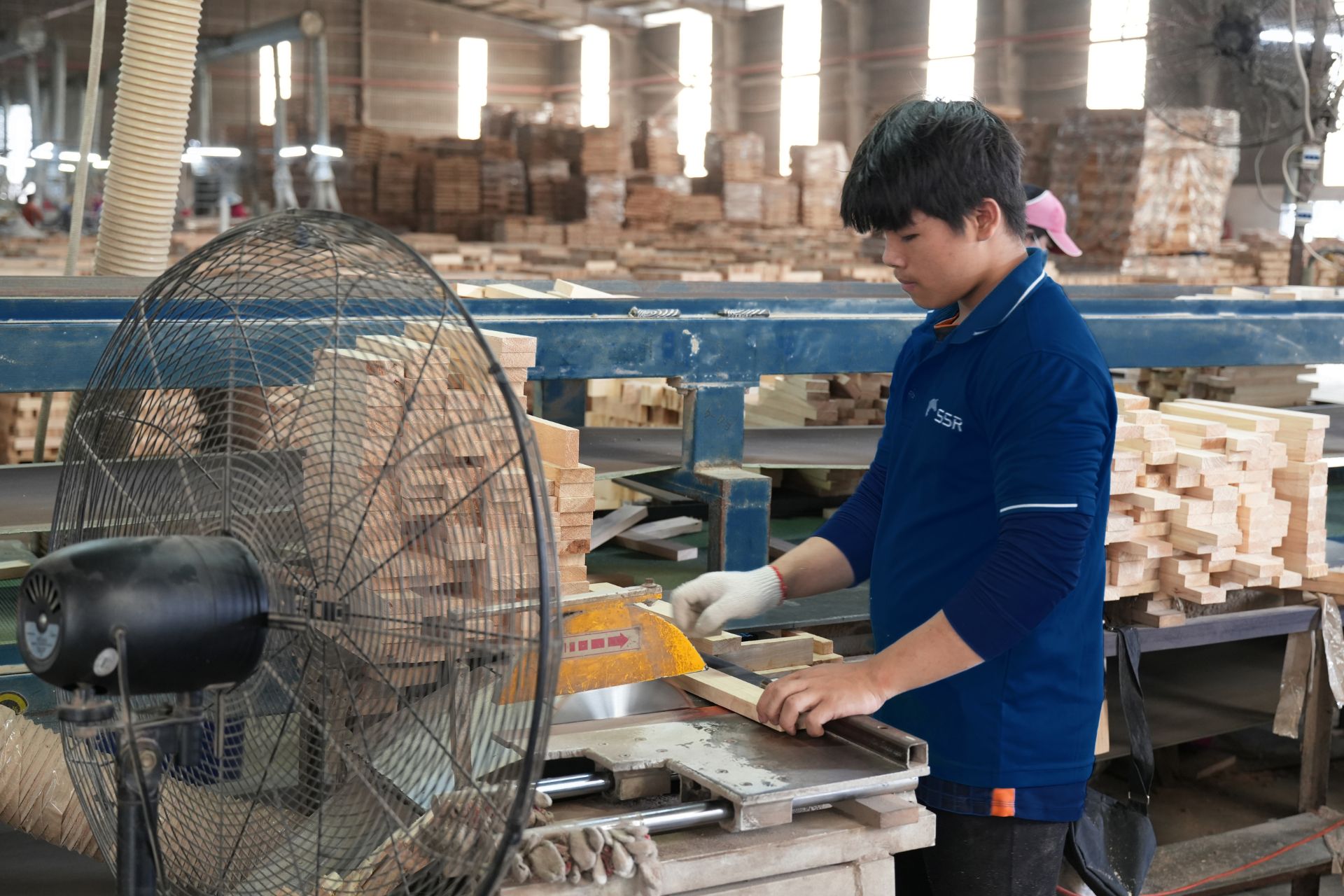 How SSR Controls Consistency Across Container-Scale Wood Panel Production Precision cutting process in large-scale wood manufacturing